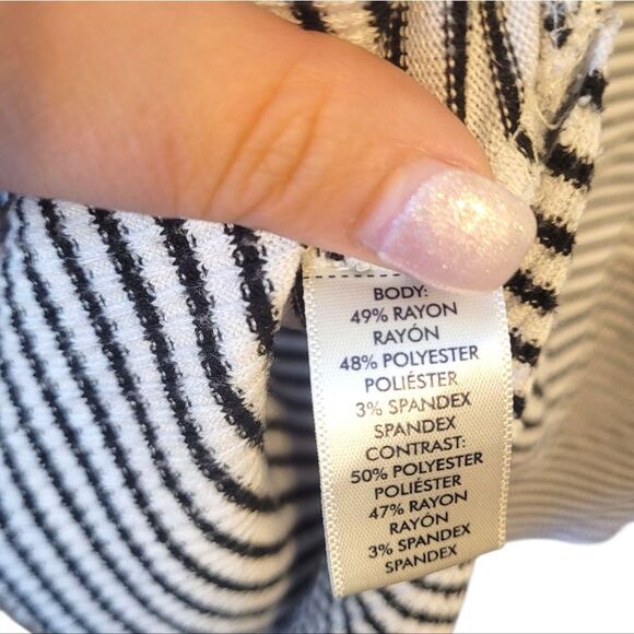 BKE Women's Black And White Stripe Over Sized Hoodie Blouse Size S - Picture 6 of 6